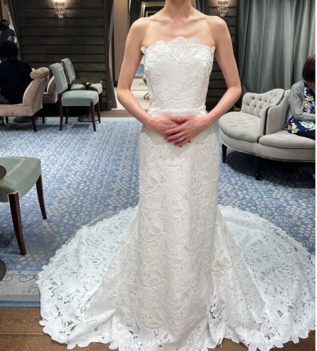 ウェディングドレス シアーな美しさ くるみボタン ベアトップ 華やかな  