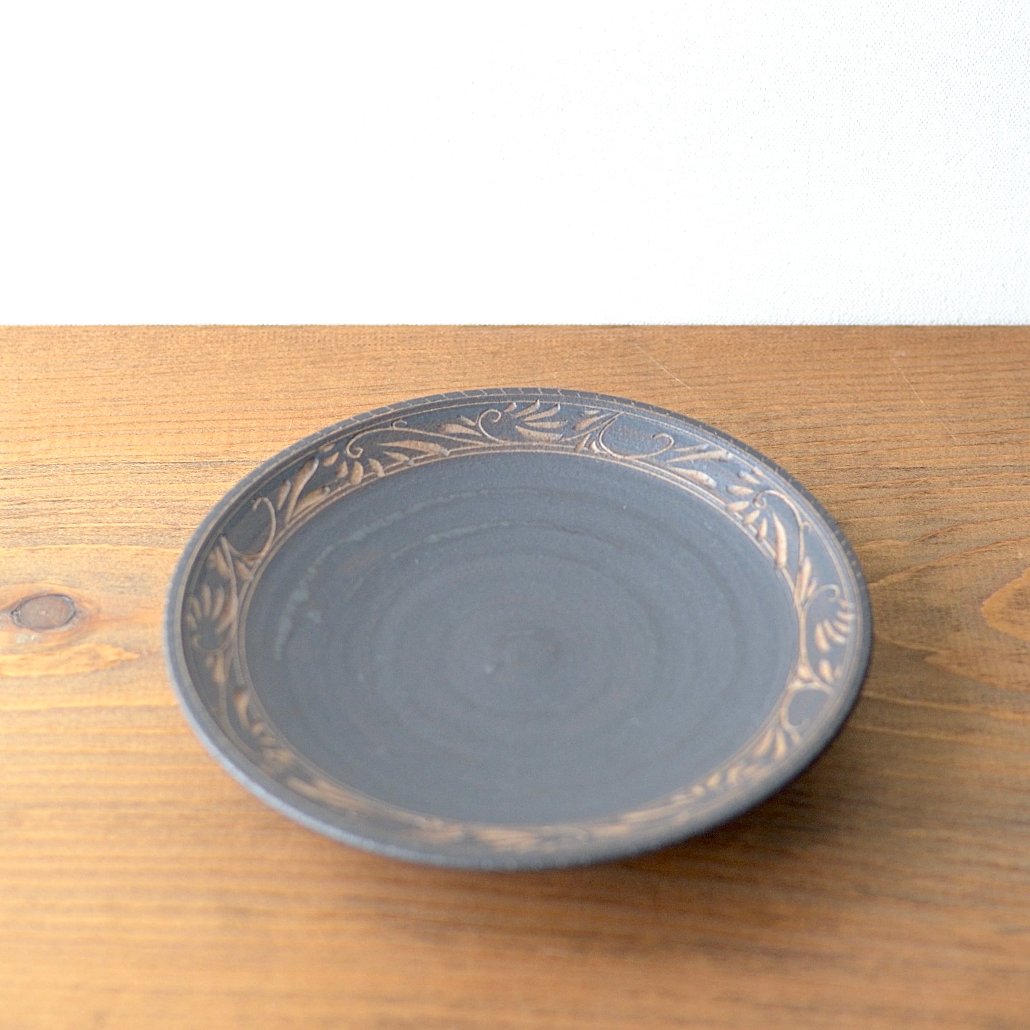 マンガン釉唐草文5.5寸皿