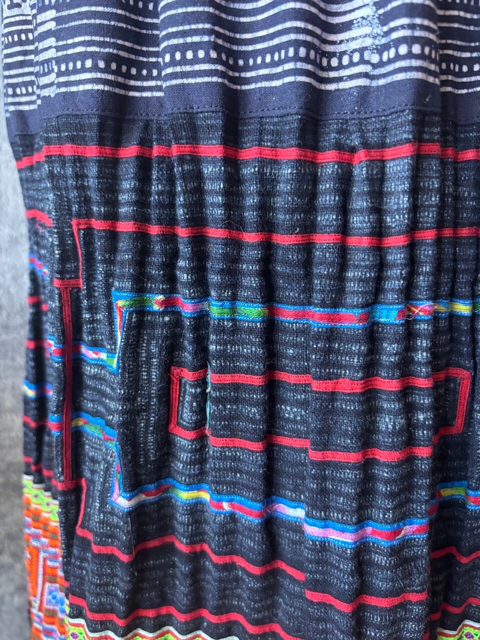 モン族スカート 098 ロング 2段つなぎ 手刺繍 藍染布 | bami モン族