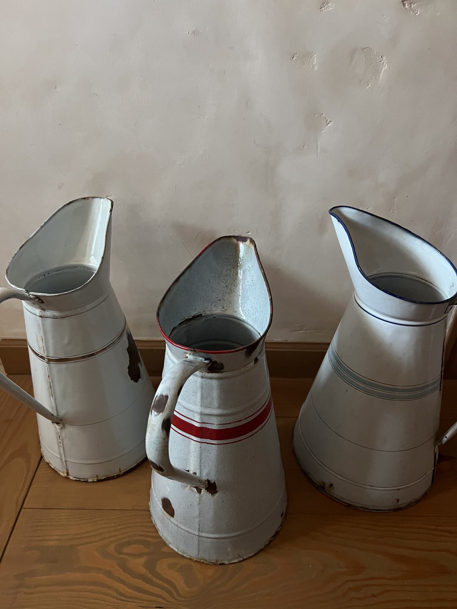 白地にブルーのラインが爽やかな大きめのホーロー製ジャグ フランスアンティーク ヴィンテージ