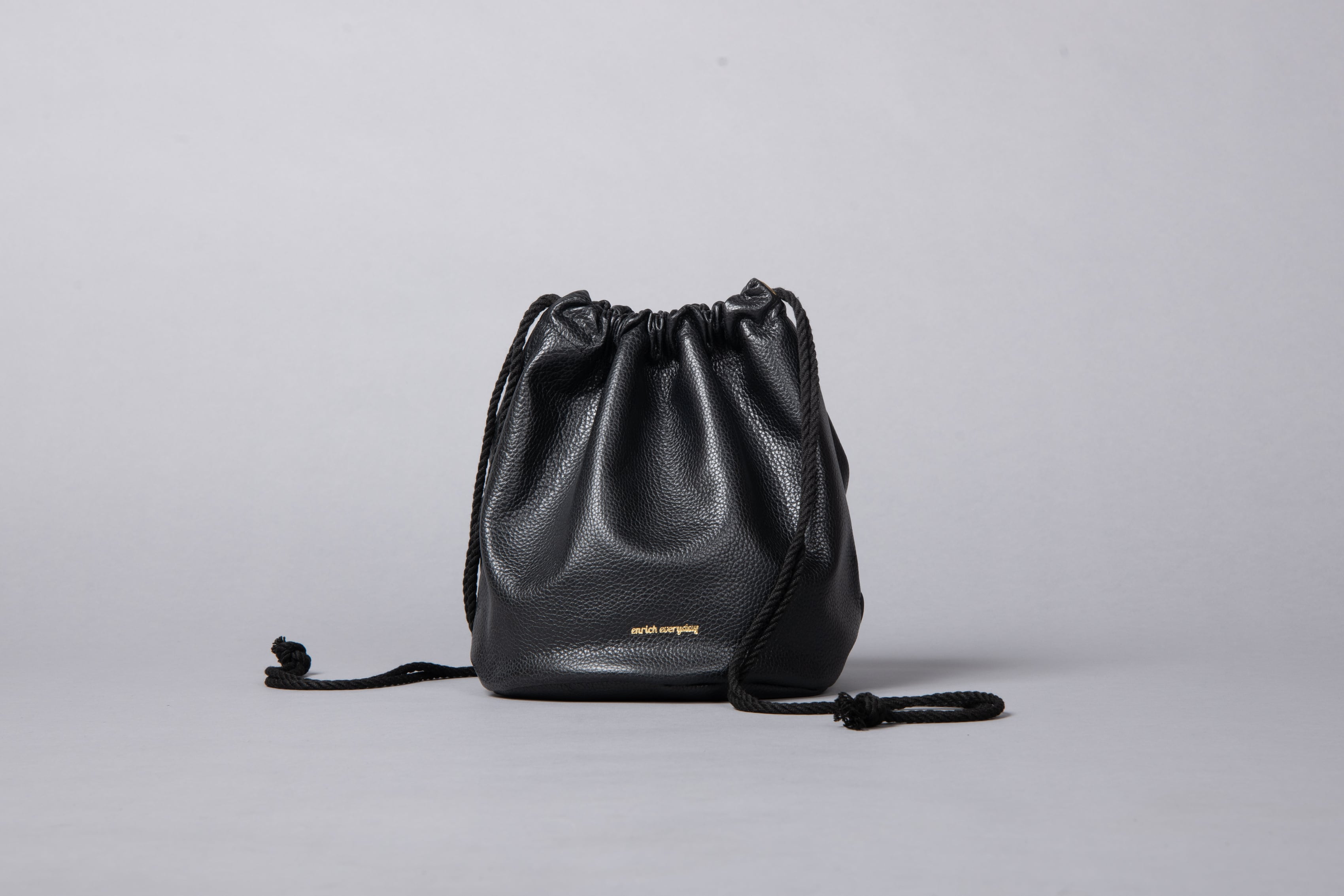 （紐ブラック）enricheveryday Everyday shoulder BAG／BLACK × black（巾着ショルダーバッグ／ブラック ）