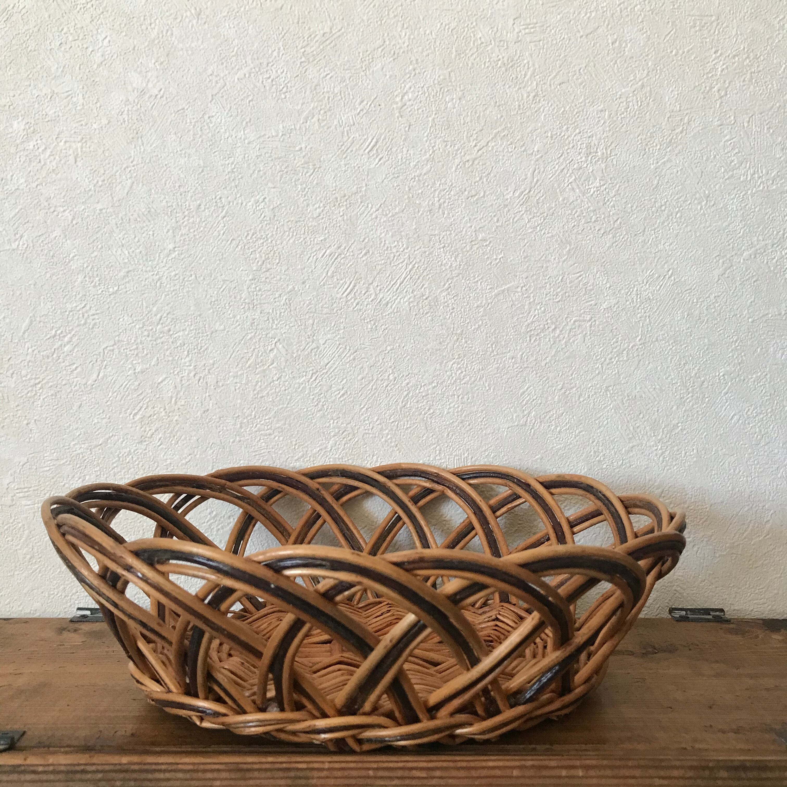 2色の波のような編みカゴ