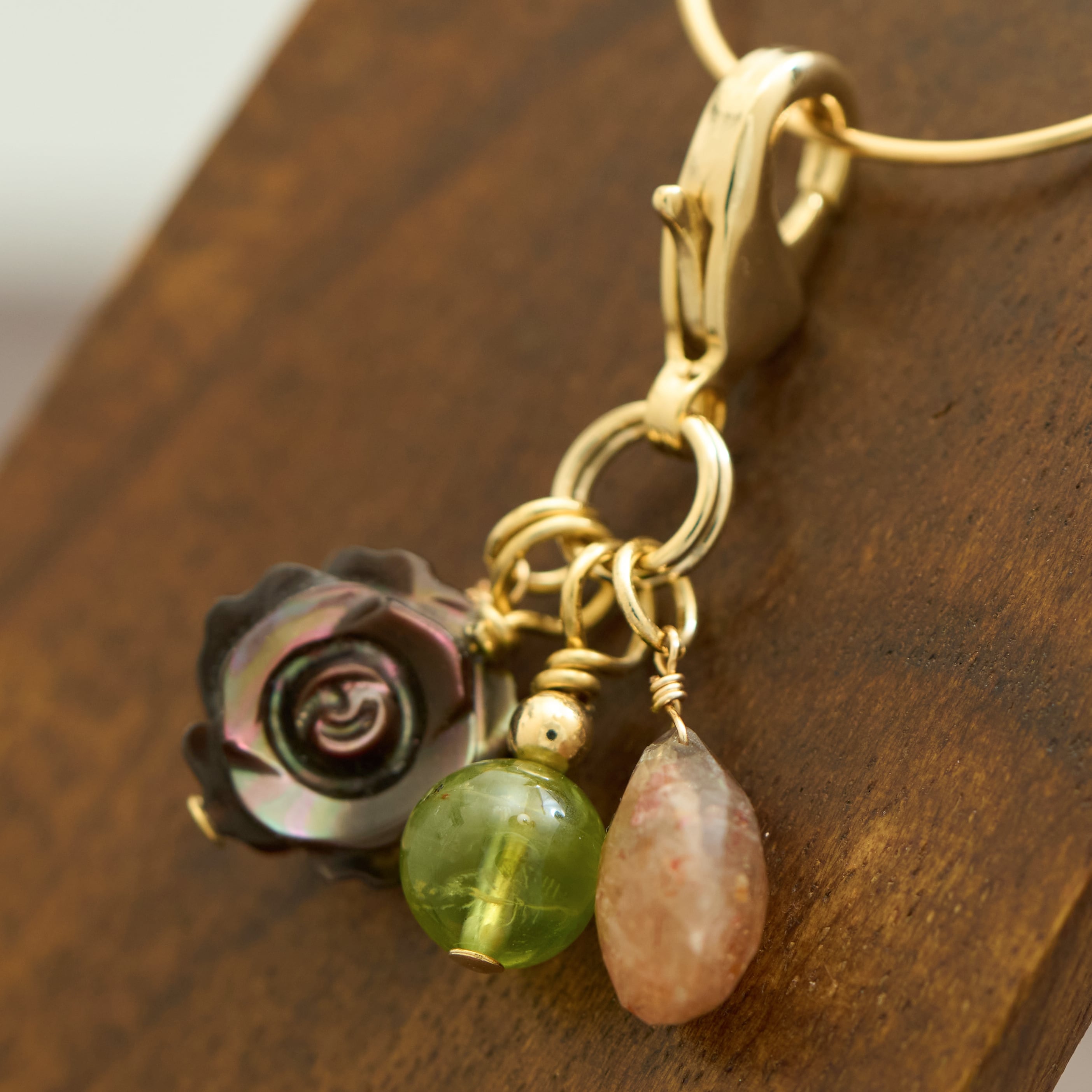 8月の誕生石／ペリドット】薔薇と誕生石の守護チャーム naw25-0172 | nomka