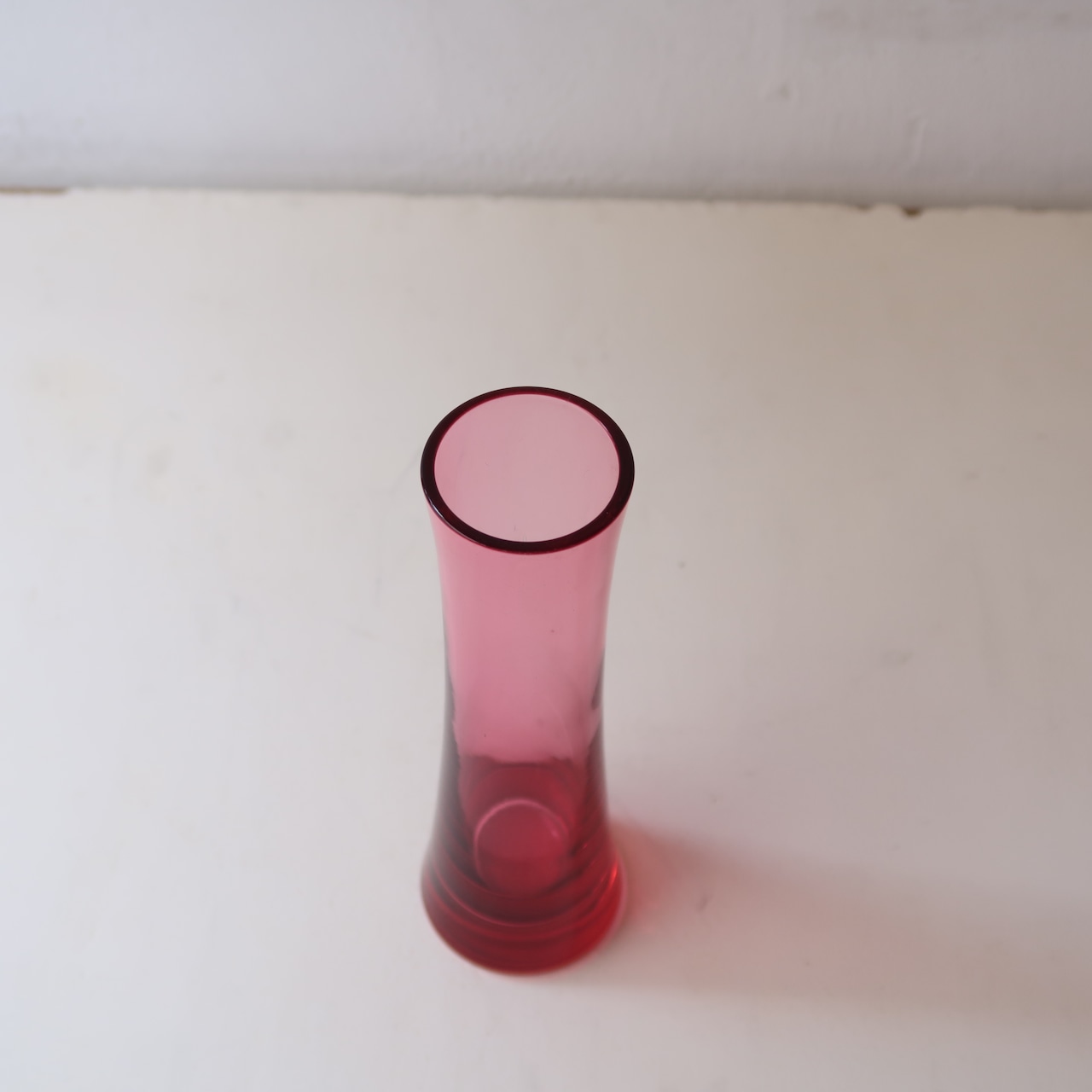 スラリとビビッドなピンクのフラワーベース