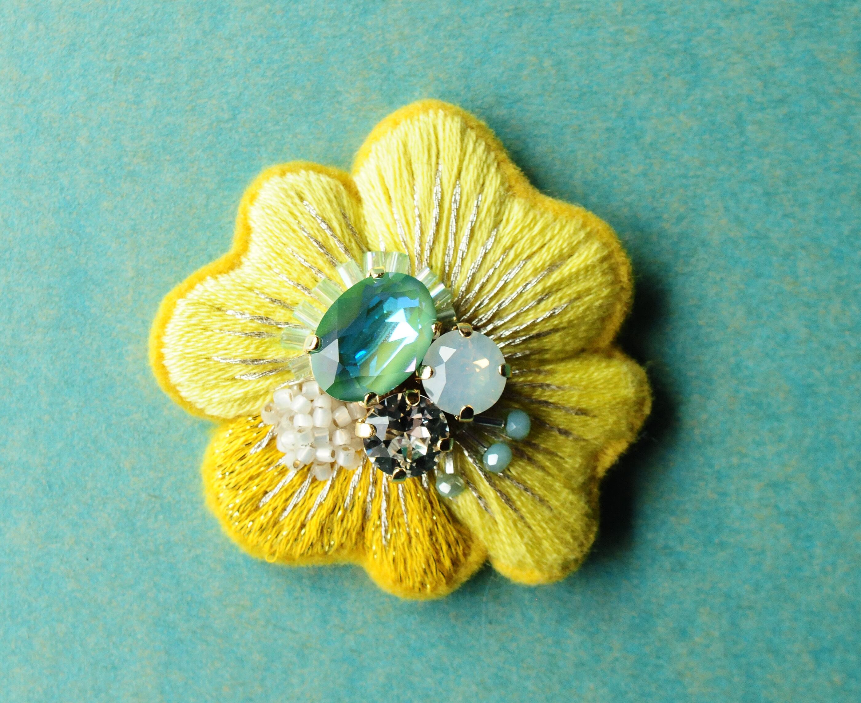 ＜Kira～ツムガレルハナ～＞花刺繍ブローチ「 Haru no Yellow 」