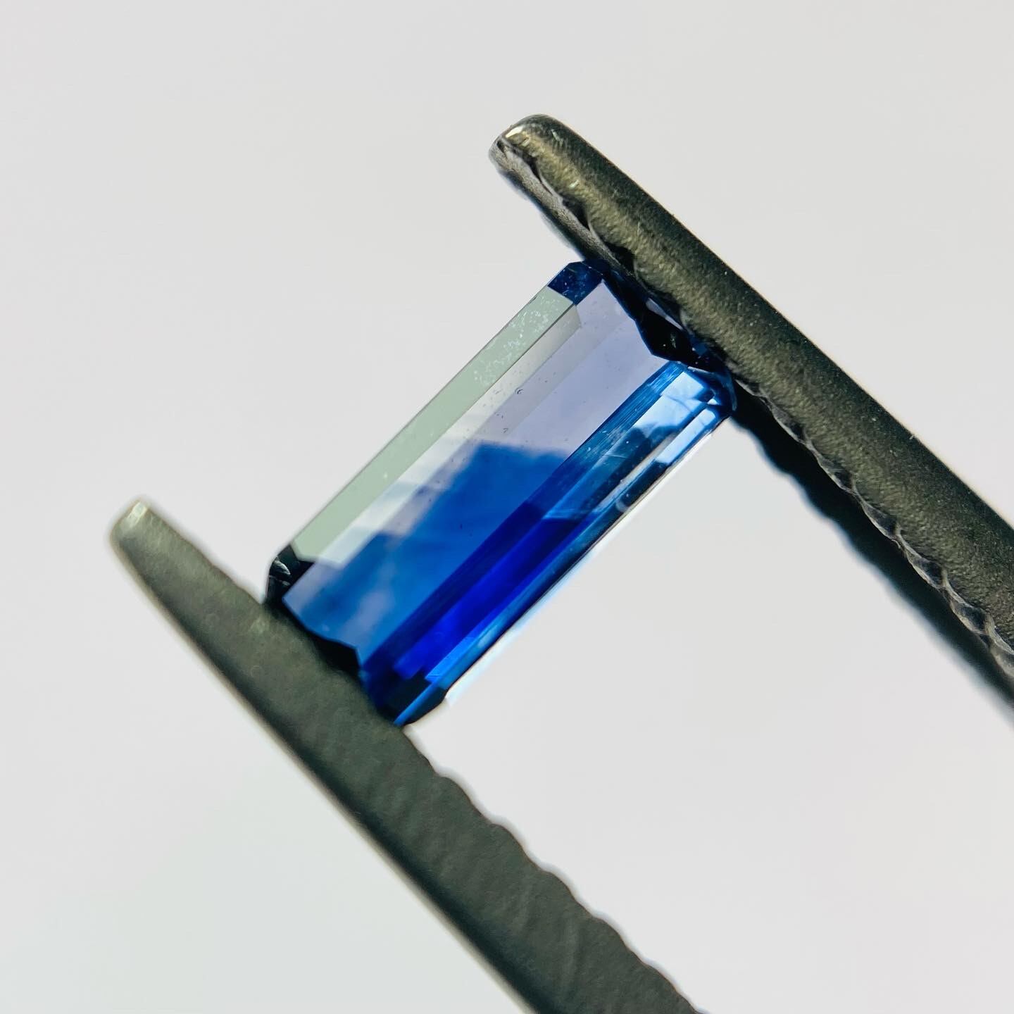 モダンアートなサファイア