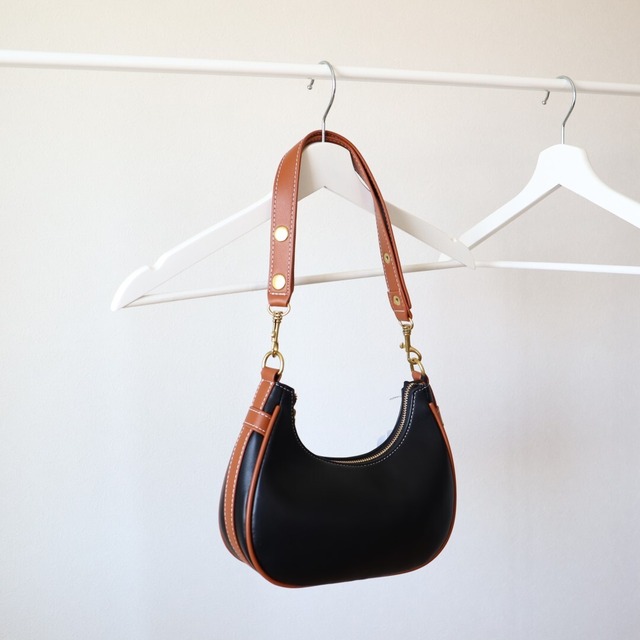 Piping round shoulder bag