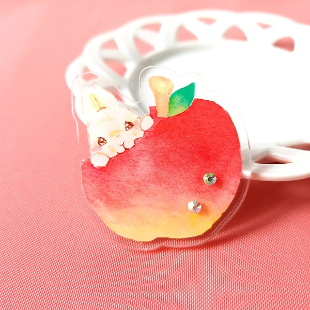 りんご大好きな食いしん坊うさぎ　ブローチ【1色】