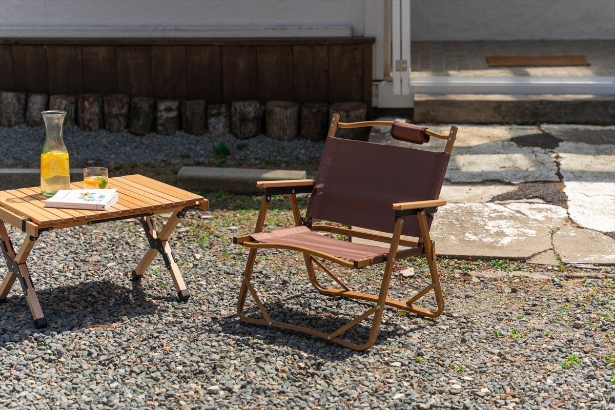 木目調のアルミフレームと天然木のアームレストがナチュラルな雰囲気を