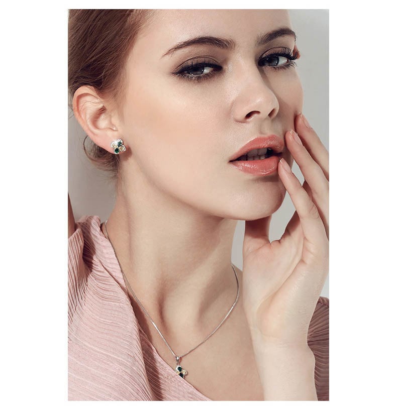 IUHA S925 四葉のクローバー ピアス シルバー 製 スワロフスキー