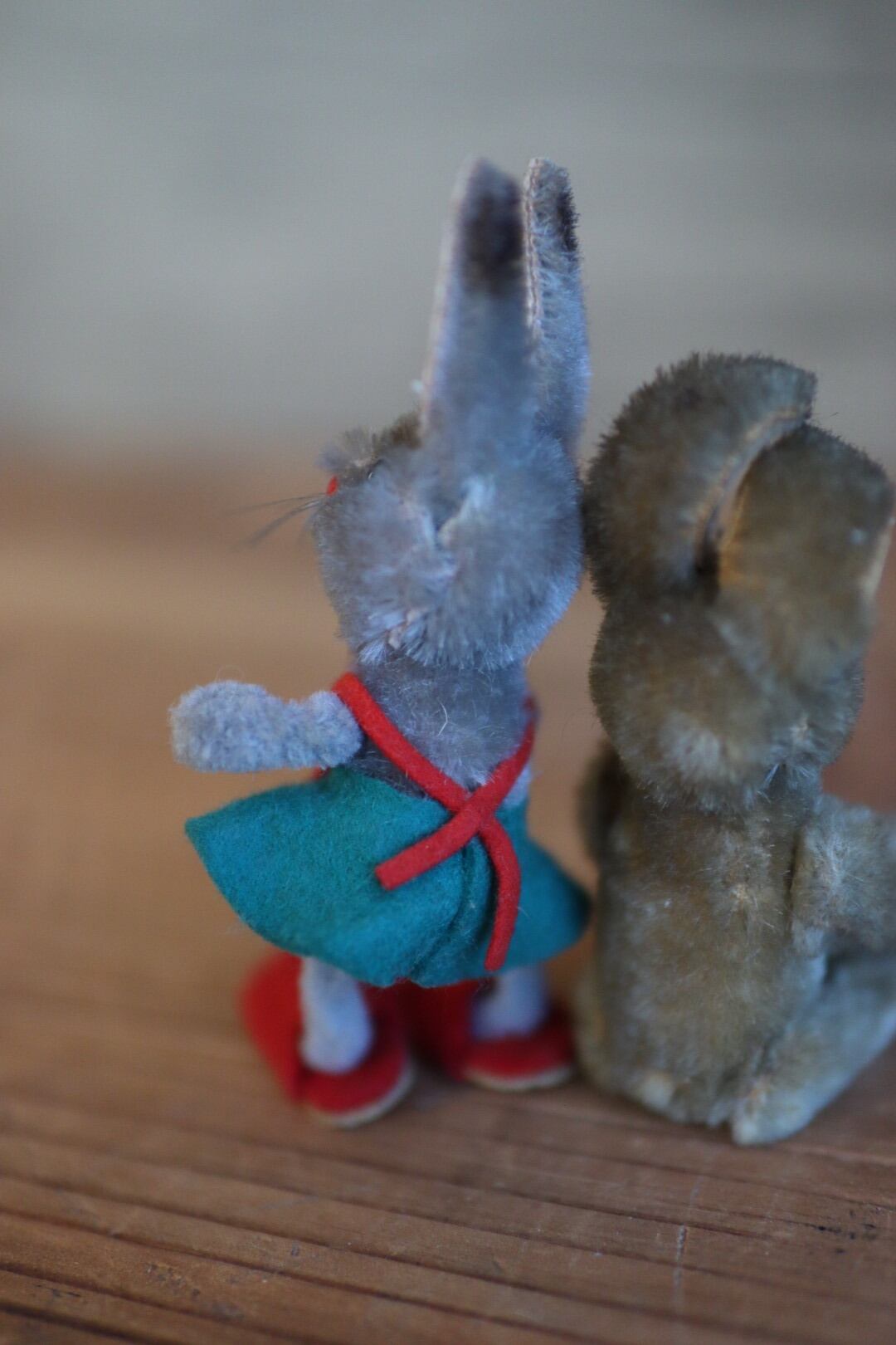 ヴィンテージ シュコー スカートをはいたうさぎ