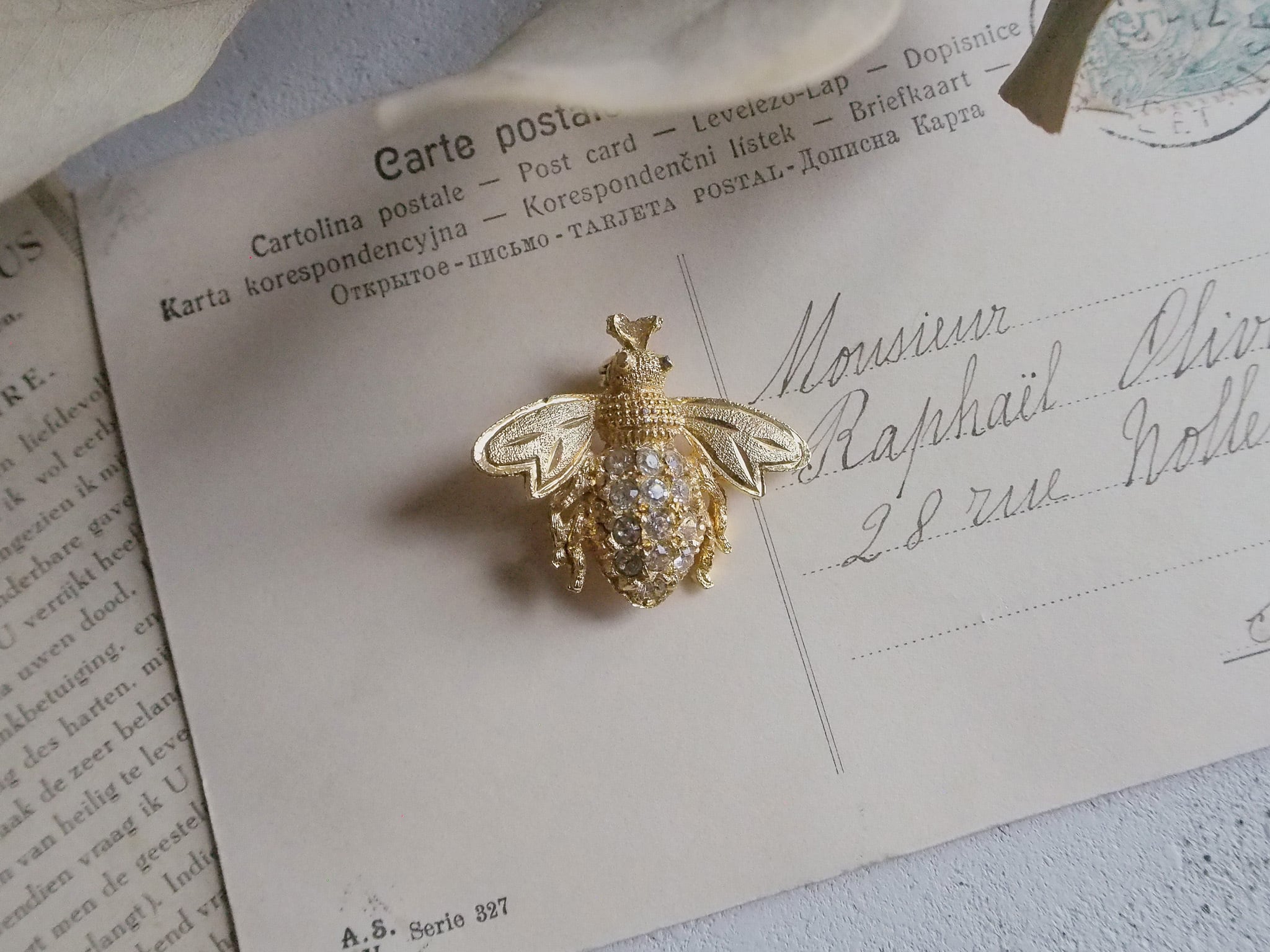 ガラスがきらめくハチのブローチ | アンティークアクセサリー