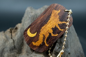 【唐木三大銘木】 紫檀 (ソノケリン) ドッグタグ 象嵌 闊歩