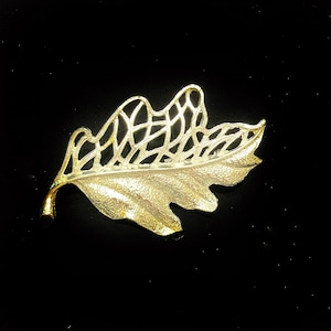 Leaf vein gold brooch