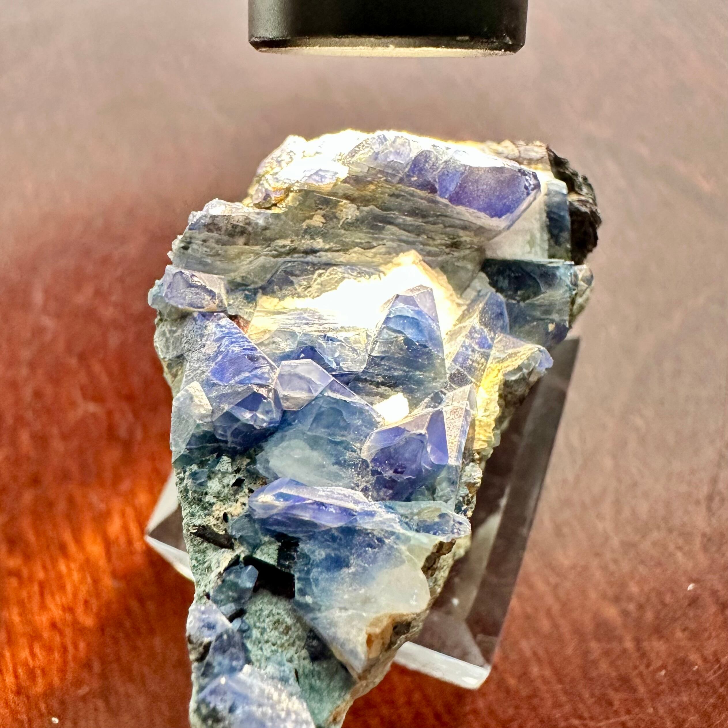 ベニトアイト / ネプチュナイト【Benitoite with Neptunite】アメリカ