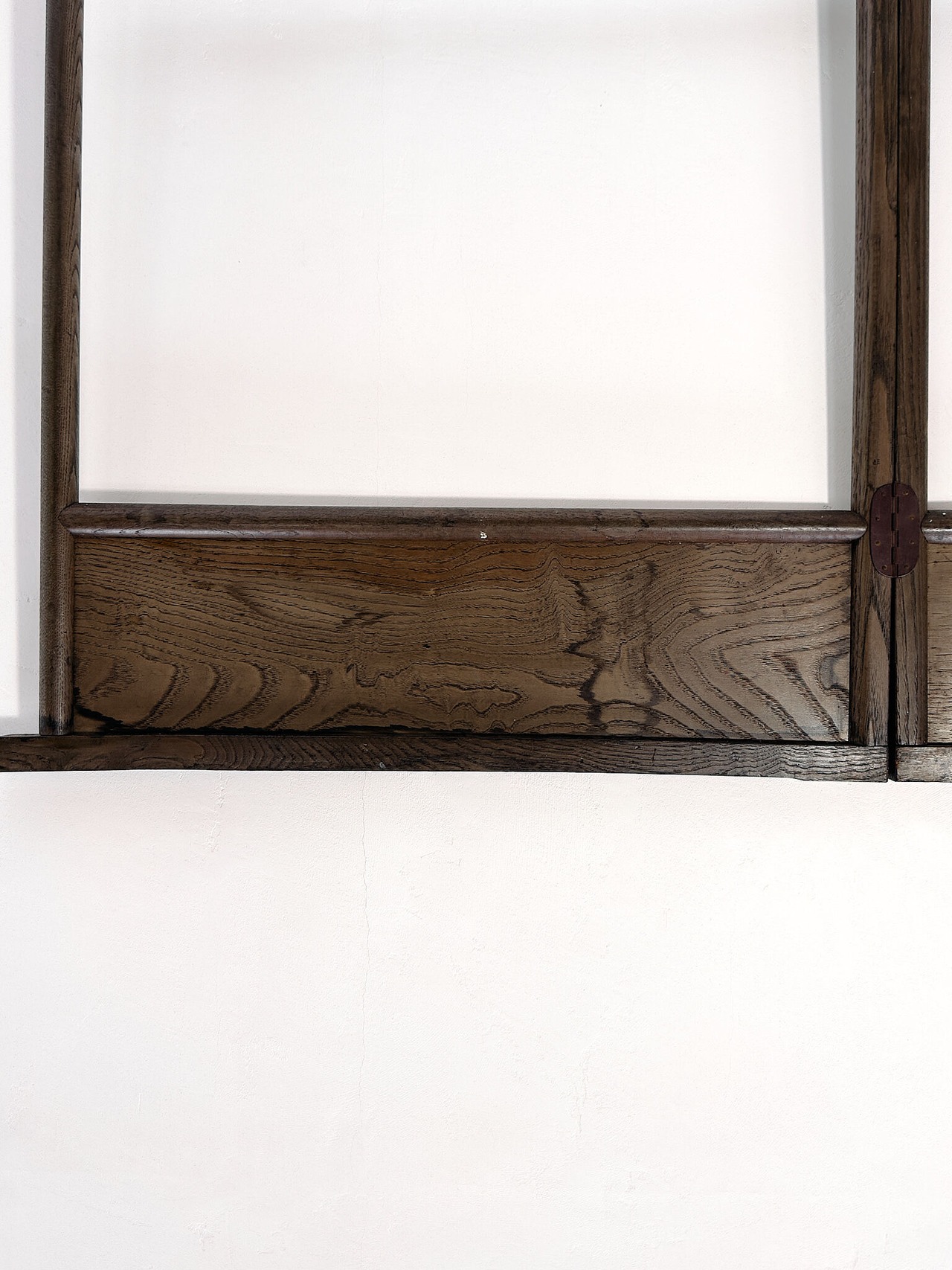 神代色の木肌が美しい衣桁