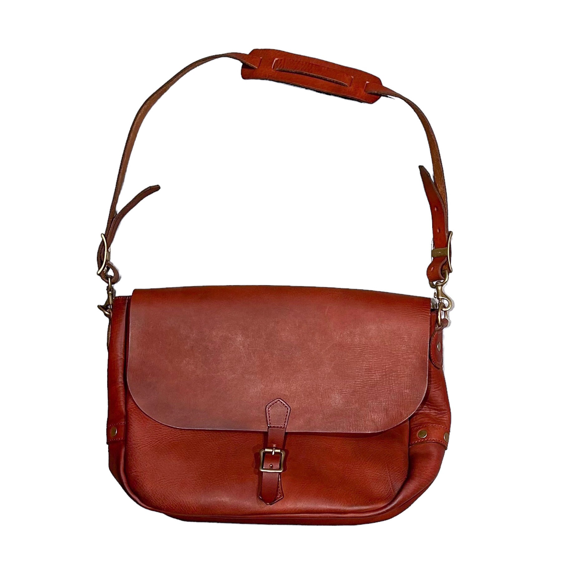 VASCO / LEATHER POSTMAN SHOULDER BAG -LARGE CAMEL (ヴァスコ レザー ポストマン ショルダーバッグ)