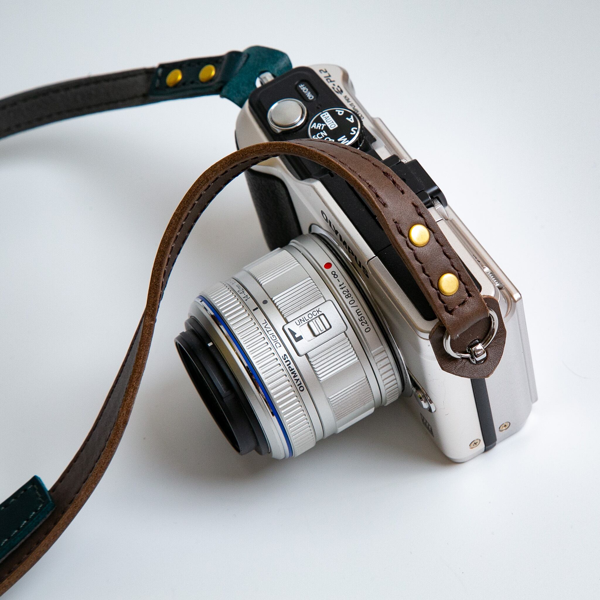 カメラ　まとめ 配色カスタム可】真鍮バックルのバイカラーカメラストラップ〈本革