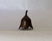 ろくろの艶を纏った、茄子形の木彫り置物