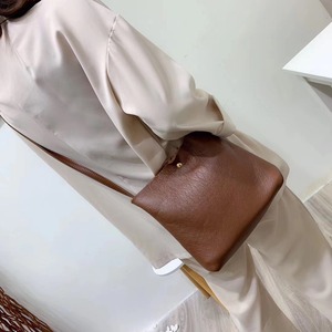 シンプルショルダーバッグ