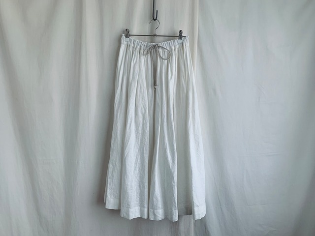 リネンの白いスカート