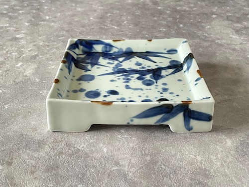 有田焼  福泉窯 高台四ッ足正角皿 15cm /  染付吹き墨笹絵