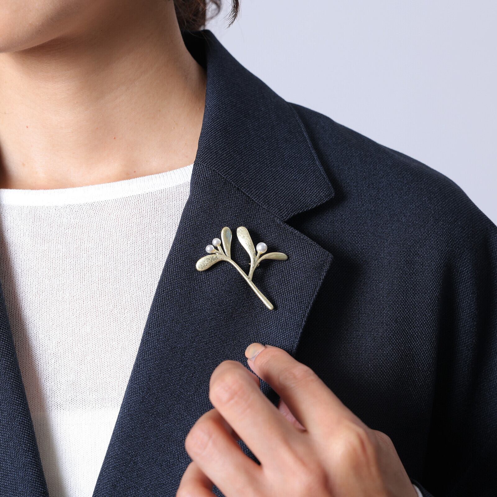 艶やかなヤドリギモチーフのパールブローチ