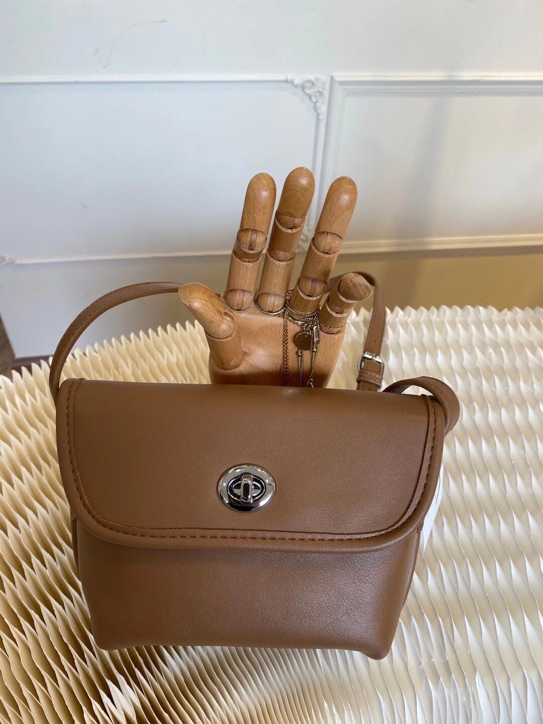 フラップショルダーバッグ