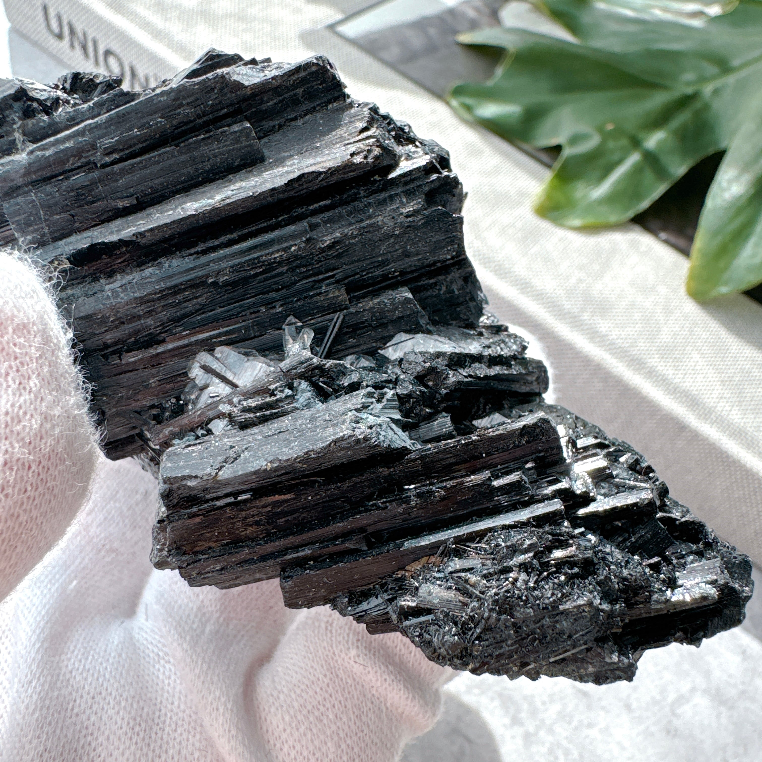 天然石1.2Kg原石置物 ブラックトルマリン入りルチル水晶クラスター 852KK 天然石1.2Kg原石置物 ブラックトルマリン入りルチル水晶クラスター