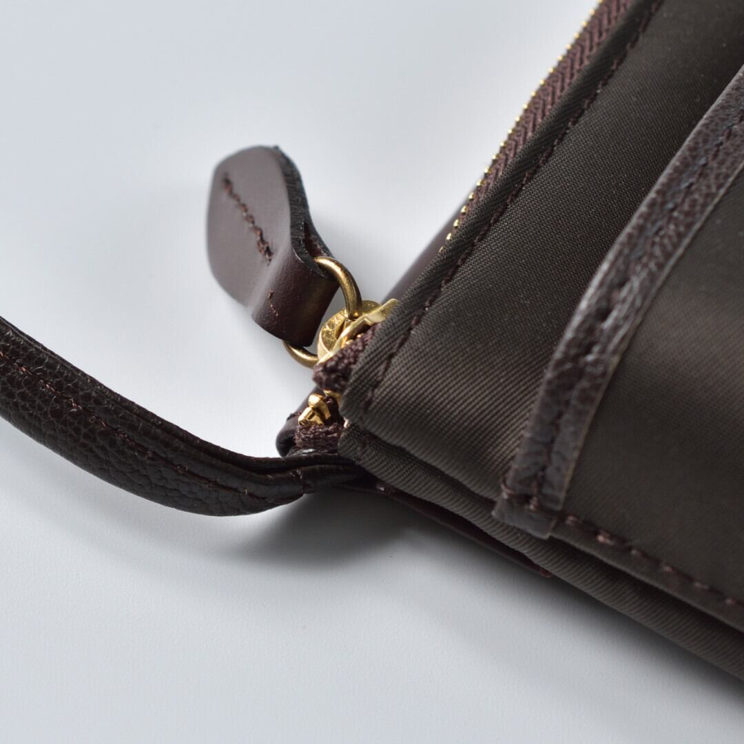 mononogu もののぐ MS2-DV モバイルショルダー・チョコ イタリア製のリモンタナイロンを使用した高級感があり機能的なモバイルショルダー