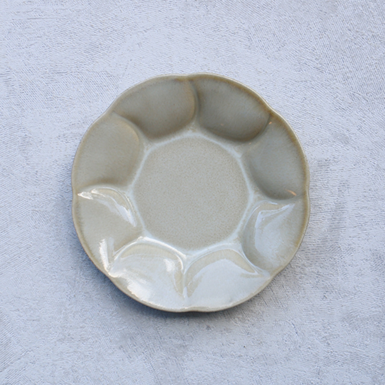 波佐見焼　花型皿（小）　ワラ灰釉　21-102