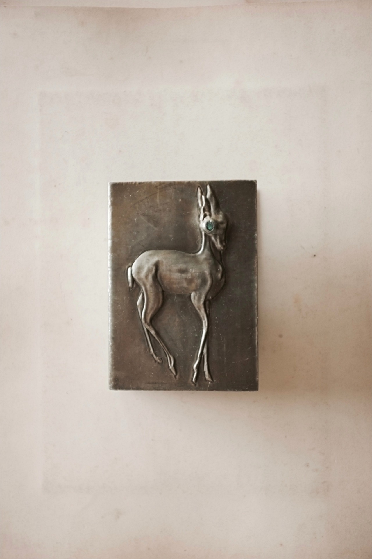 フランス 雌鹿と青い瞳とマッチホルダー エタン製 アンティーク