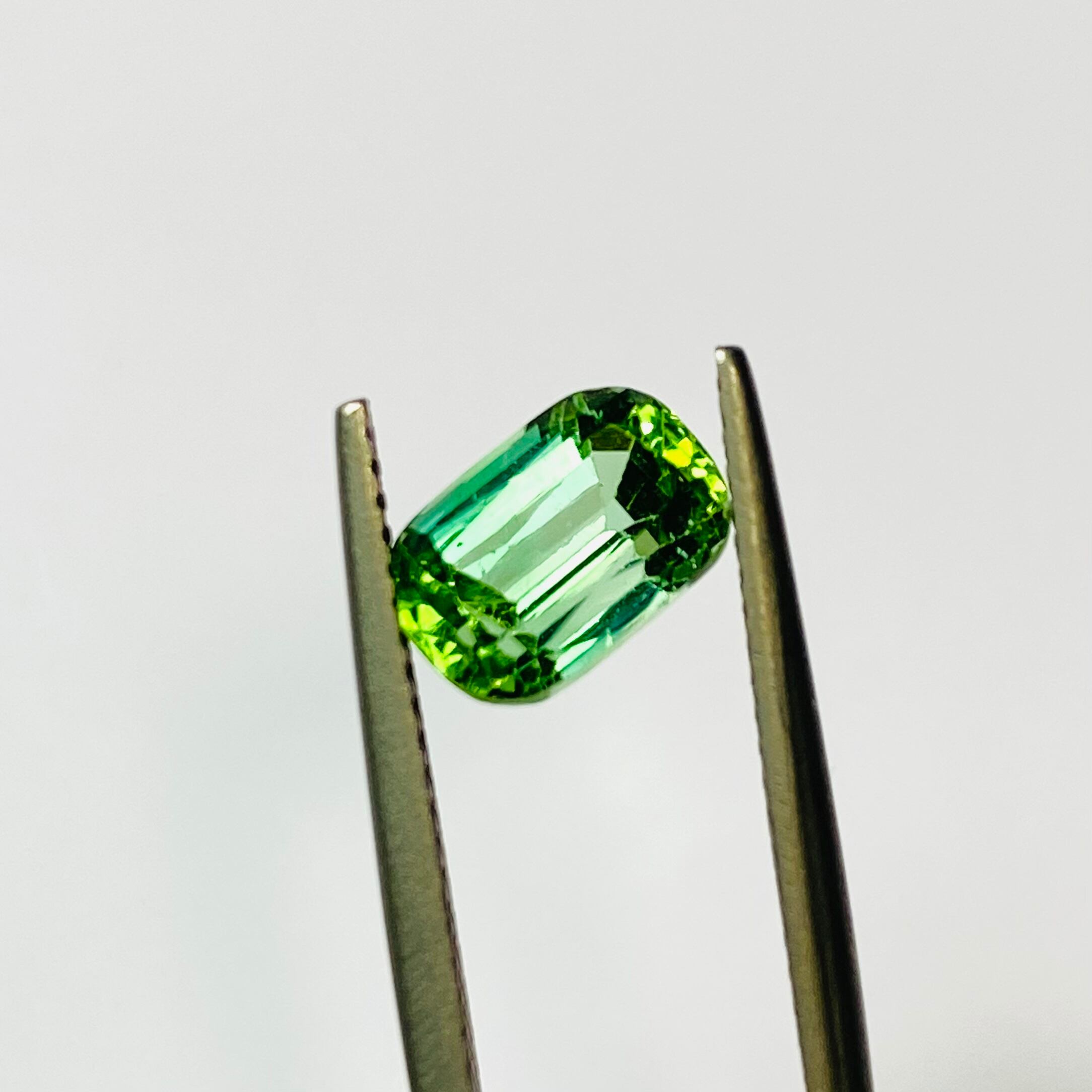 ミント、シーフォームグラデーションの楽しいトルマリン