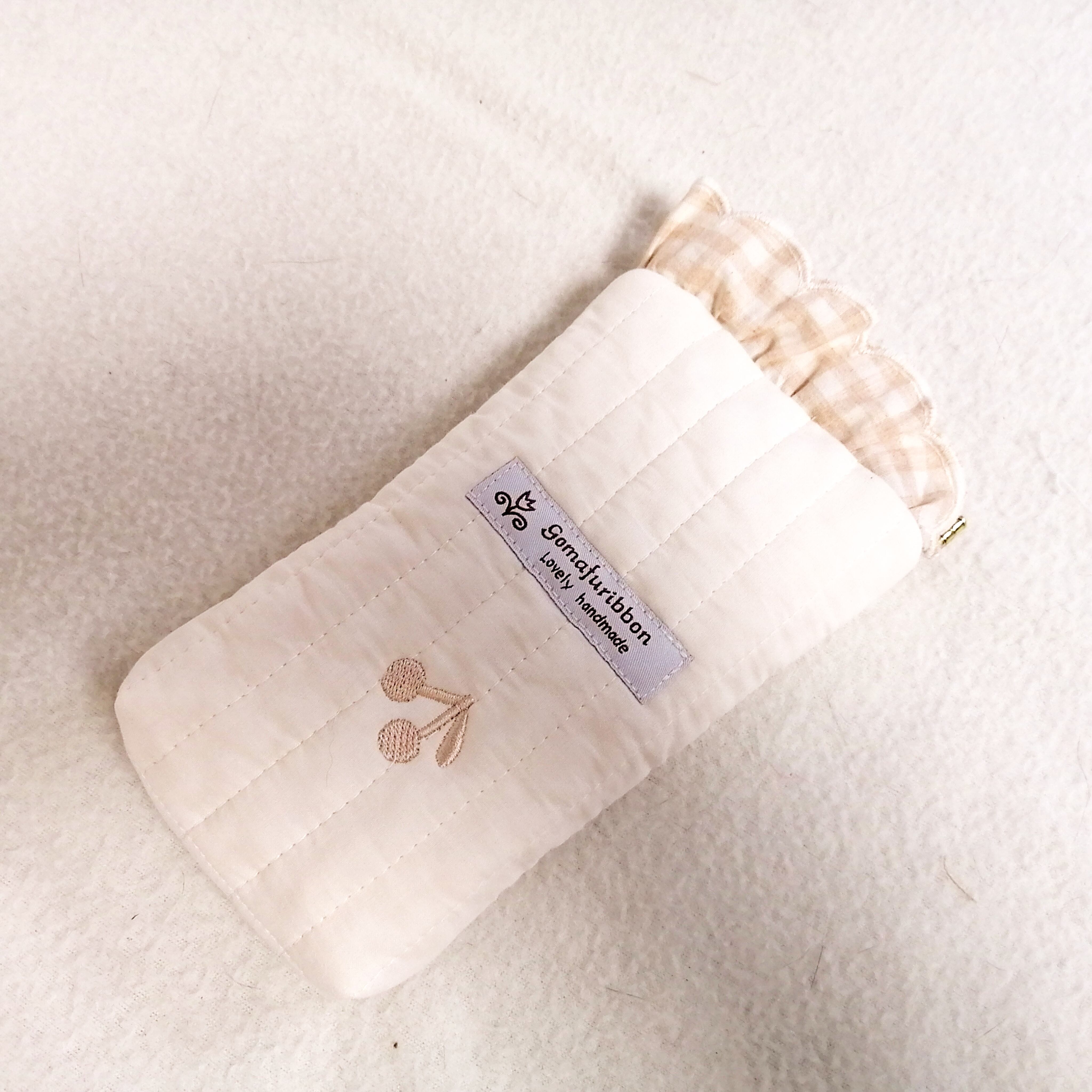 ほんわりフリルのめがねポーチ ヌビキルト バネ口 ギンガムレースフリル アイボリー ゴールドさくらんぼ