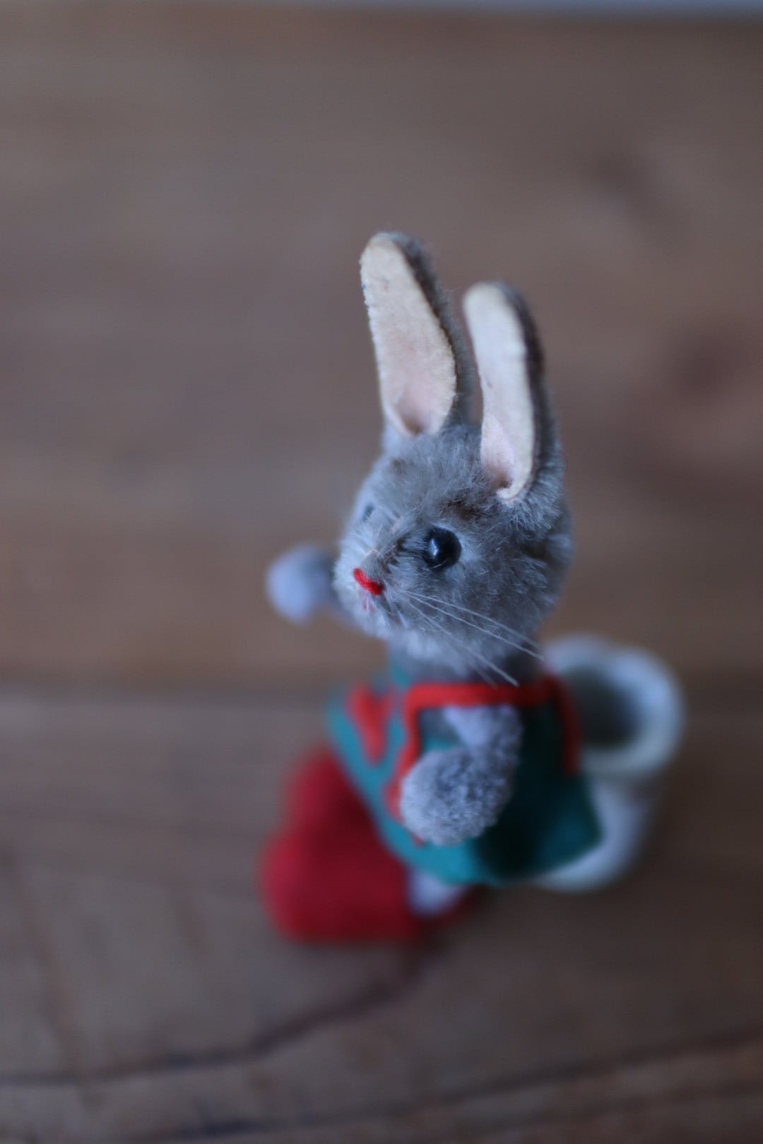 ヴィンテージ シュコー スカートをはいたうさぎ