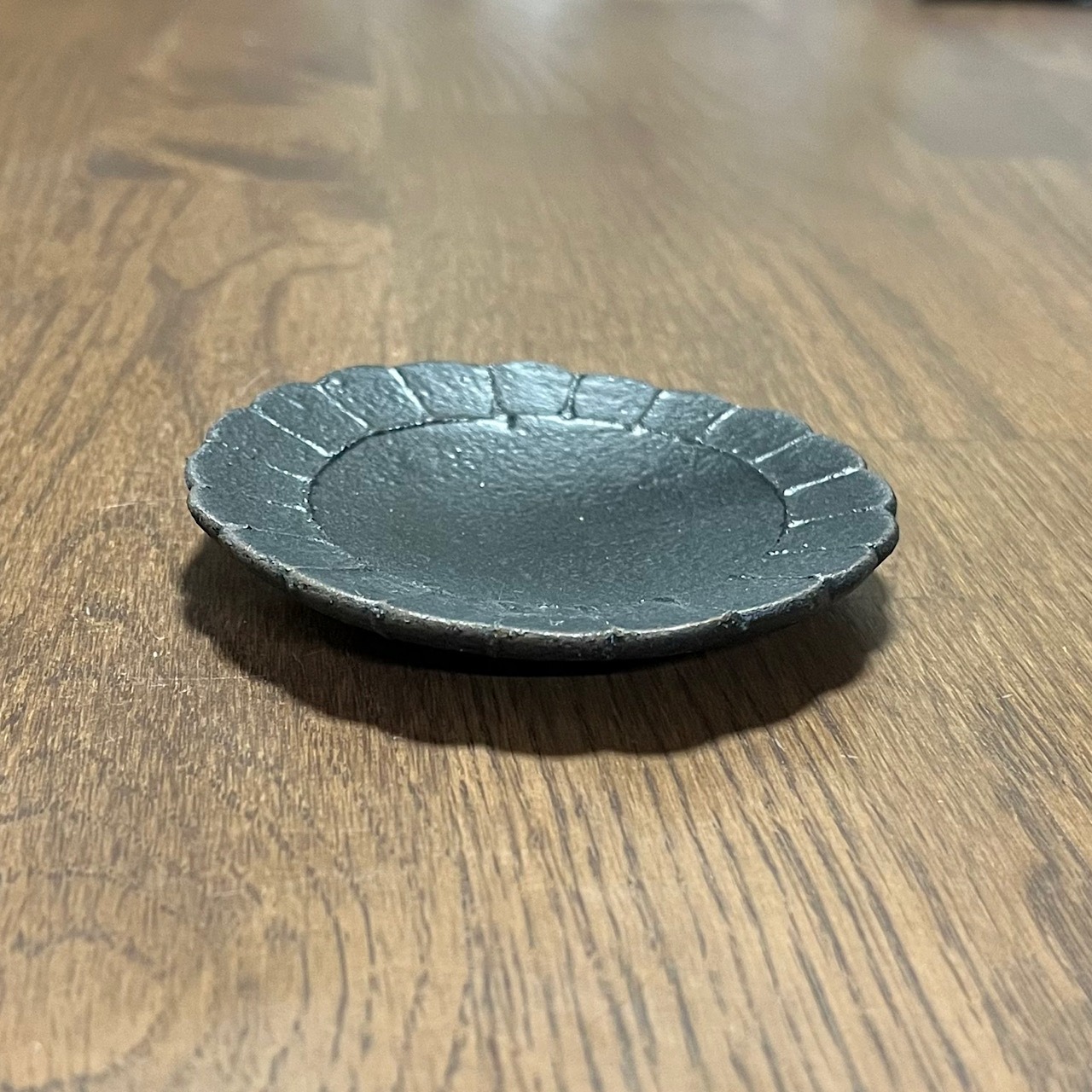 輪花黒イッチン小皿