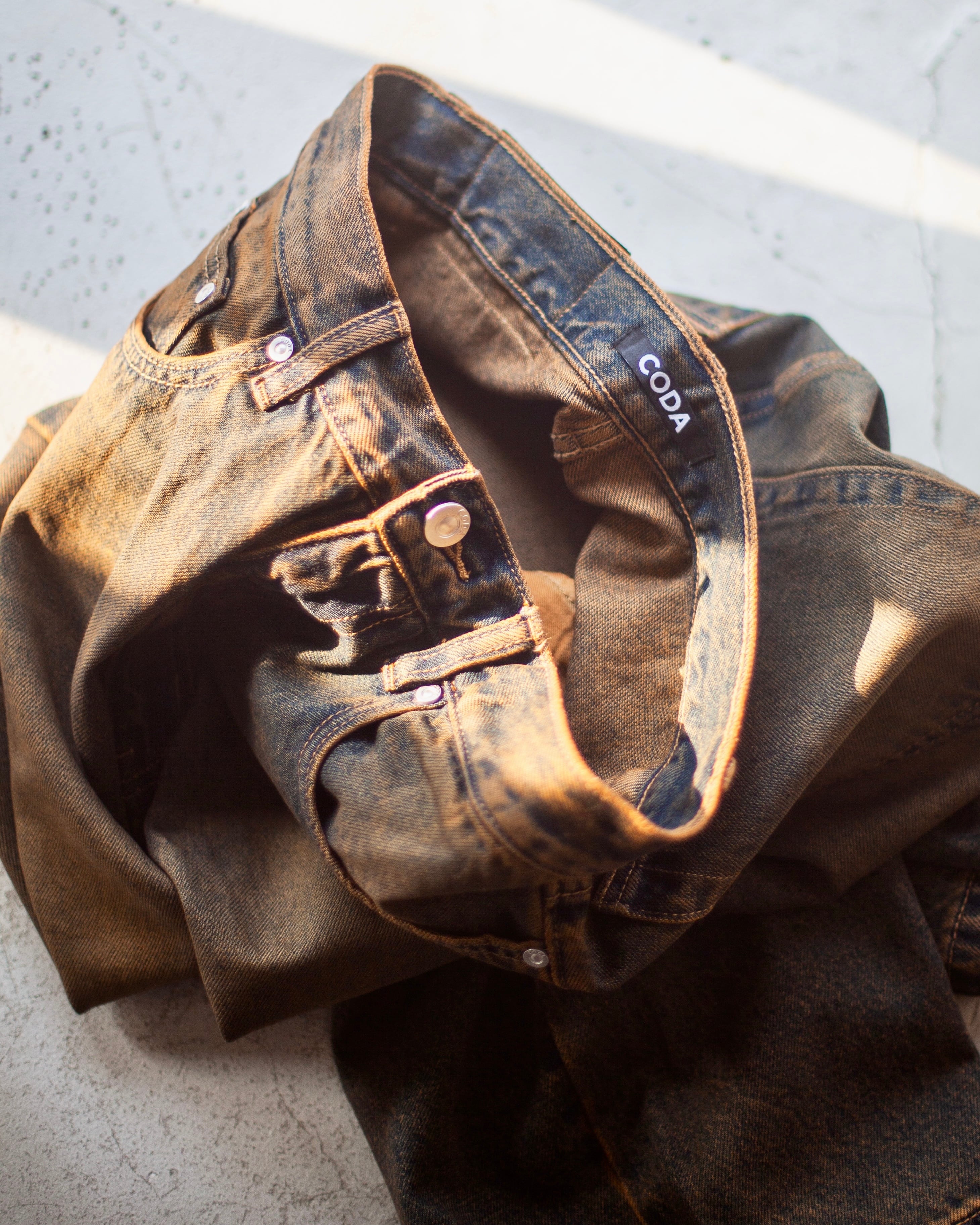 CODA DISTRESSED EXTENDED CUT LUFT JEANS BLACK BROWN | nua