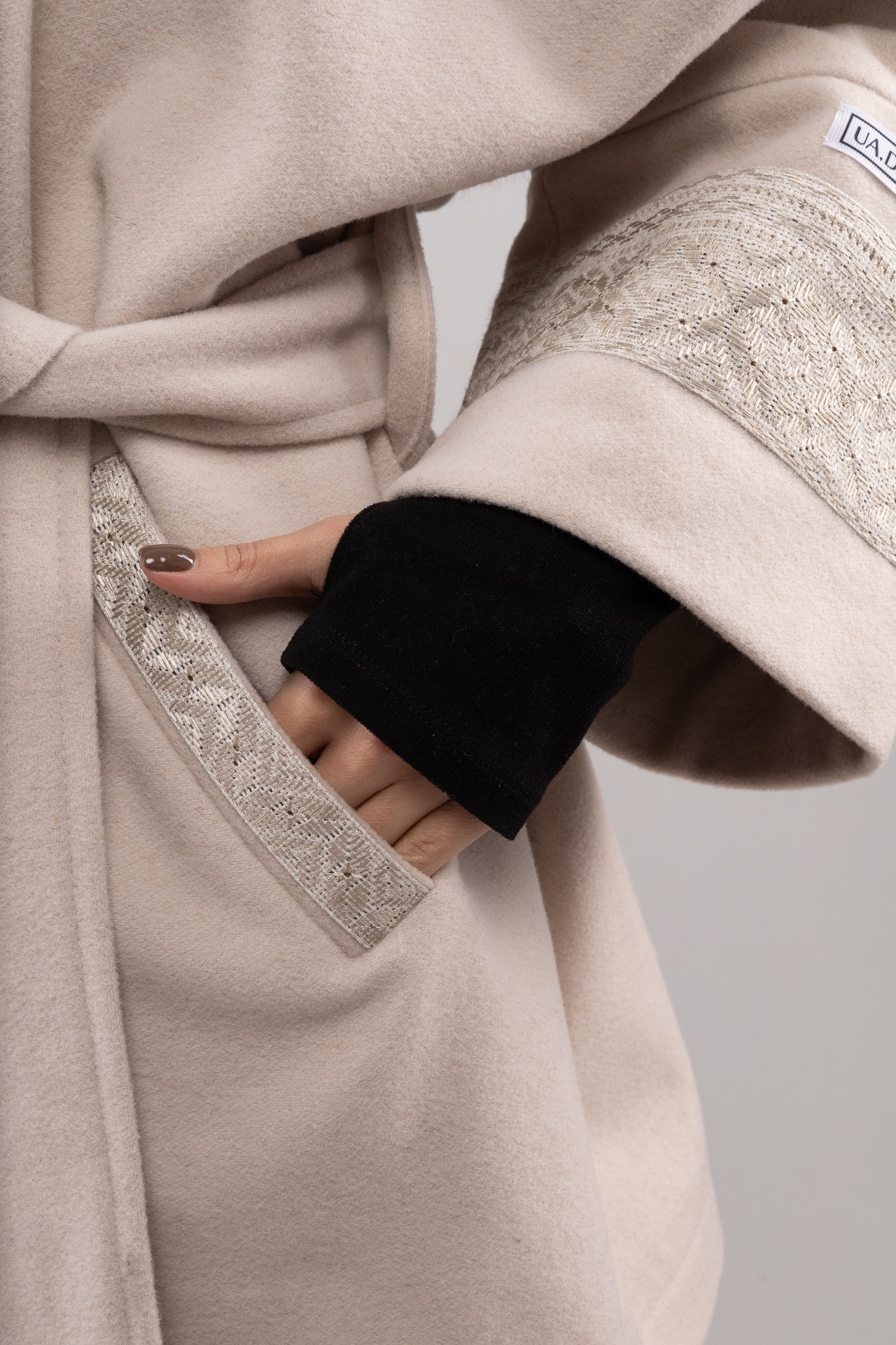 ウクライナ産プレミアムウール100%ジャケットコート（白）平行縫い　シルク手刺繍 - 2