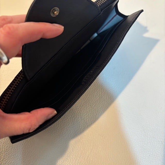 B.stuff　新色入荷！薄手の長財布(クロ)