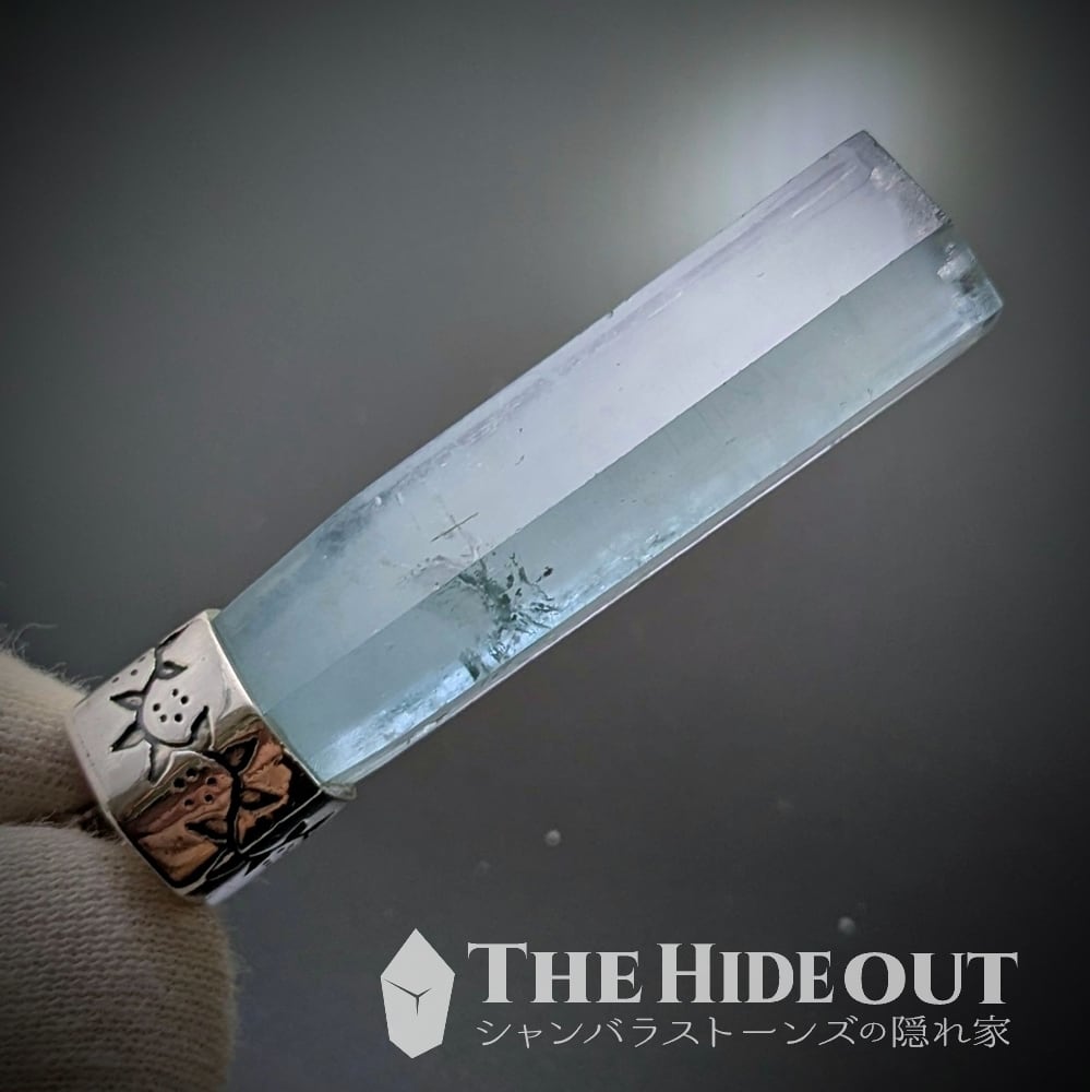 ヒマラヤ産鉱物アクセサリー026 ヒマラヤ産アクアマリンペンダント 中央に沸き立つ霞を極上のゼリー被膜が覆う、気高きカンチェンジュンガ産