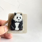 ポンブロッシュ　手刺繍ブローチ　パンダ