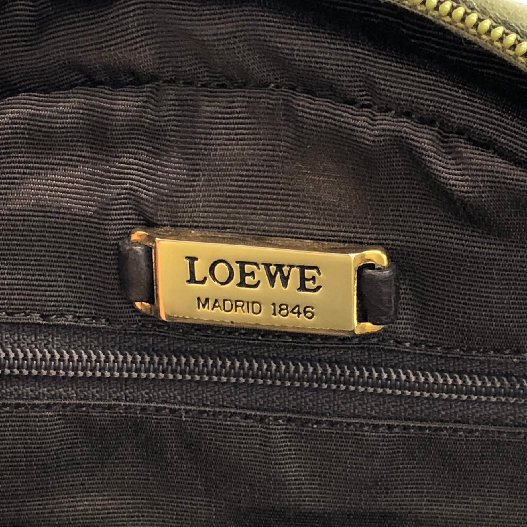 LOEWE ロエベ ショルダーバッグ カーキ アナグラム ナッパレザー