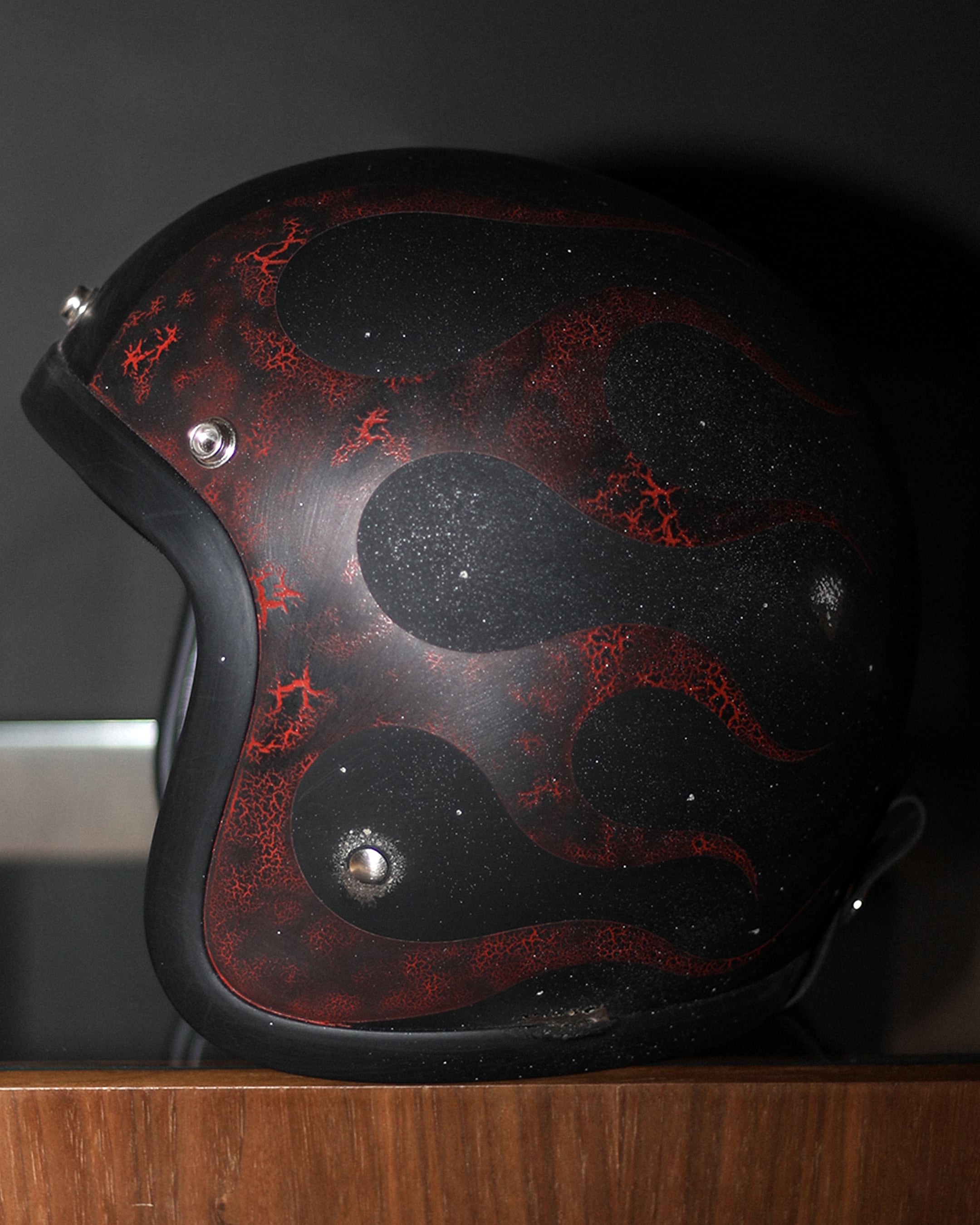 送料無料/HAND PAINT】AGING CRACK FLAMES HELMET | BARYFROMTHENORM
