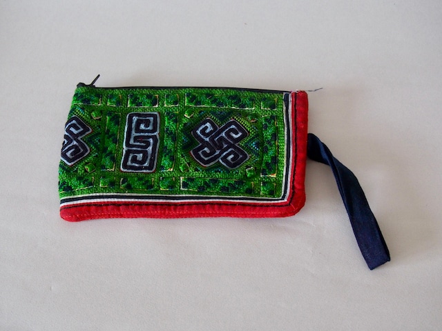 VIETNAM - BLACK HMONG EMBROIDERY POUCH / GREEN