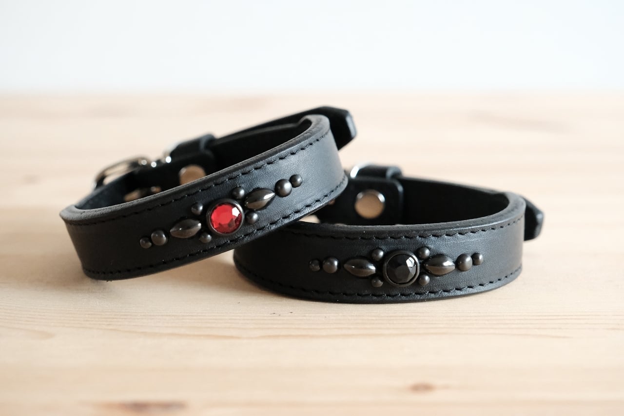 黒い牛革とスタッズを使った小型犬用首輪 Nagaame 長雨 北海道の革製品のお店