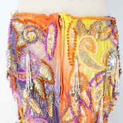 ベリーダンス オリエンタル 衣装 上下セット オレンジ系 トップス スカート 黄 紫 ラインストーン ビーズ 豪華 装飾 フリンジ フリル 光沢 肌見せ セクシー ストーン 華やか ステージ イベント スパンコール イエロー系 パープル系