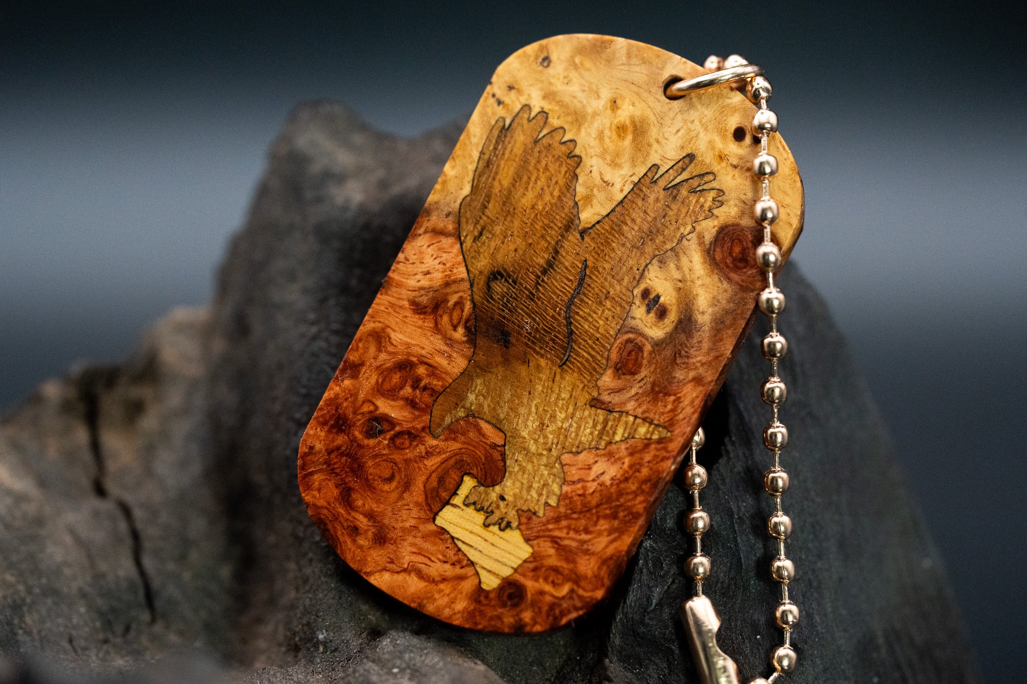 【朱色の銘木】 本花梨瘤 紅白 ドッグタグ 象嵌 トンビと油揚げ