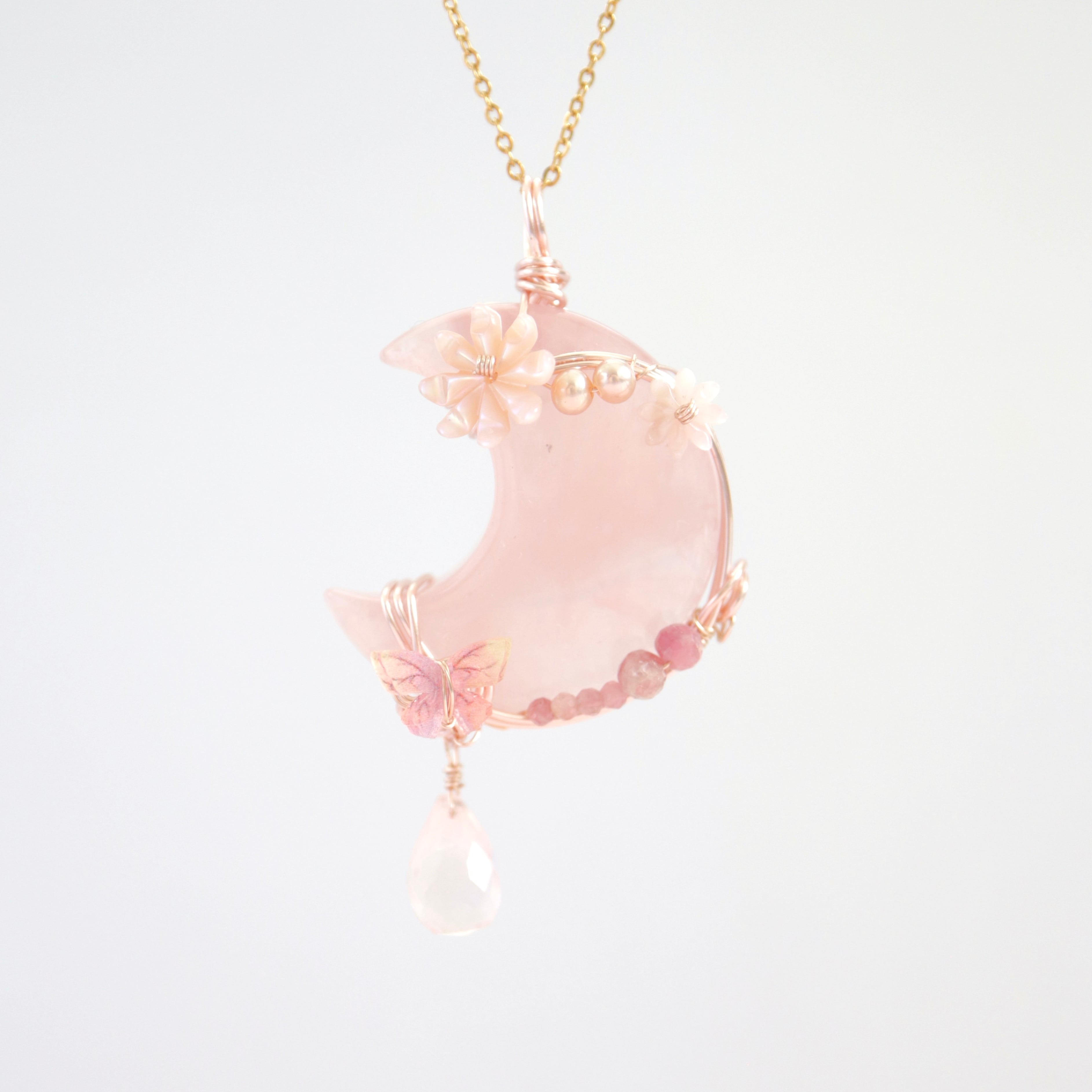 ローズクォーツの三日月ペンダントトップ《春の夜に咲いた、恋の満月