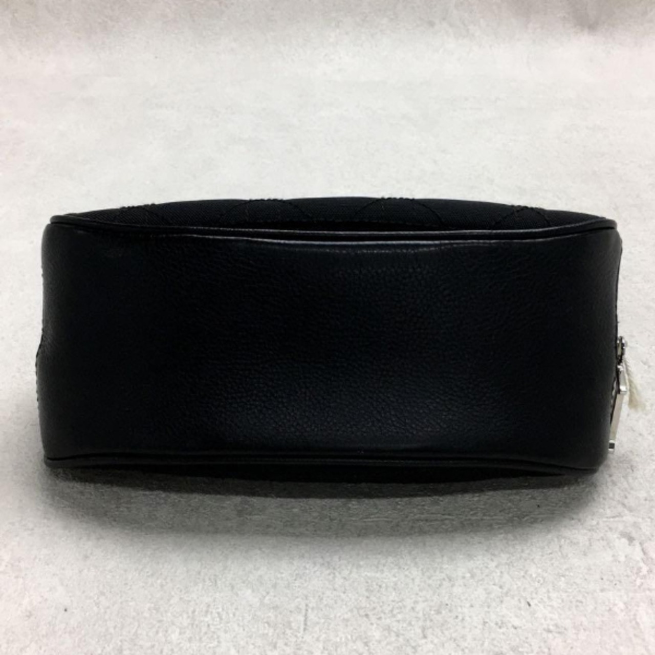 Christian Dior(クリスチャンディオール)ロゴポーチ/ブラック