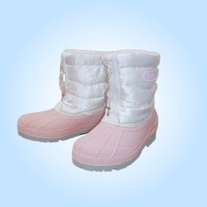 チャーム付きピンクスノーブーツ